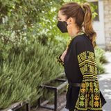 Der Ärmel der Bluse von Königin Rania ist übersäht mit aufwendigen Stickereien. Zweimal hinsehen lohnt sich bei diesem Look auf jeden Fall. 