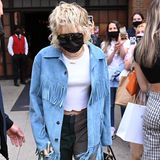 Über Miley Cyrus Mullet-Frisur lässt sich bekanntermaßen streiten, was bei den neusten Bildern aber auffällt ist: Die Haare der Sängerin scheinen langsam unter den ständigen Blondierungen und dem Stresslevel der 28-Jährigen zu leiden. Die Spitzen werden immer dünner und könnten etwas Pflege vertragen. 