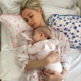 7. Mai 2021  Zum bevorstehenden Muttertag teilt Nicky Hilton ein schönes Foto mit einer ihrer Töchter als Baby und schwelgt dabei in süßen Erinnerungen. "Ich wünschte ich könnte dieses Gefühl für immer festhalten," schreibt sie etwas wehmütig zu diesem liebevollen Mama-Moment.