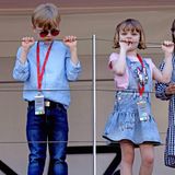 Fürst Albert hat seine Kinder mit zum "Monaco E-Prix" mitgenommen. Für die Rennstrecke haben sich Prinz Jacques und Prinzessin Gabriella besonders zurechtgemacht, beide jedoch auf ganz verschiedene Weise. Während Jacques modisch seinem Vater nacheifert, ist Gabriella noch ganz Kind und feiert ihr Disney-Kleid aus Denim des Kinderlabels Monalisa. 