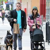 8. Mai 2021  Emily Ratajkowski und Ehemann Sebastian Bear-McClard genießen ihre Familienzeit in New York. Mit Söhnchen Sylvester im Kinderwagen und Hund Colombo an der Leine schlendern sie nach ihrem samstäglichen Brunch entspannt durch die Stadt.