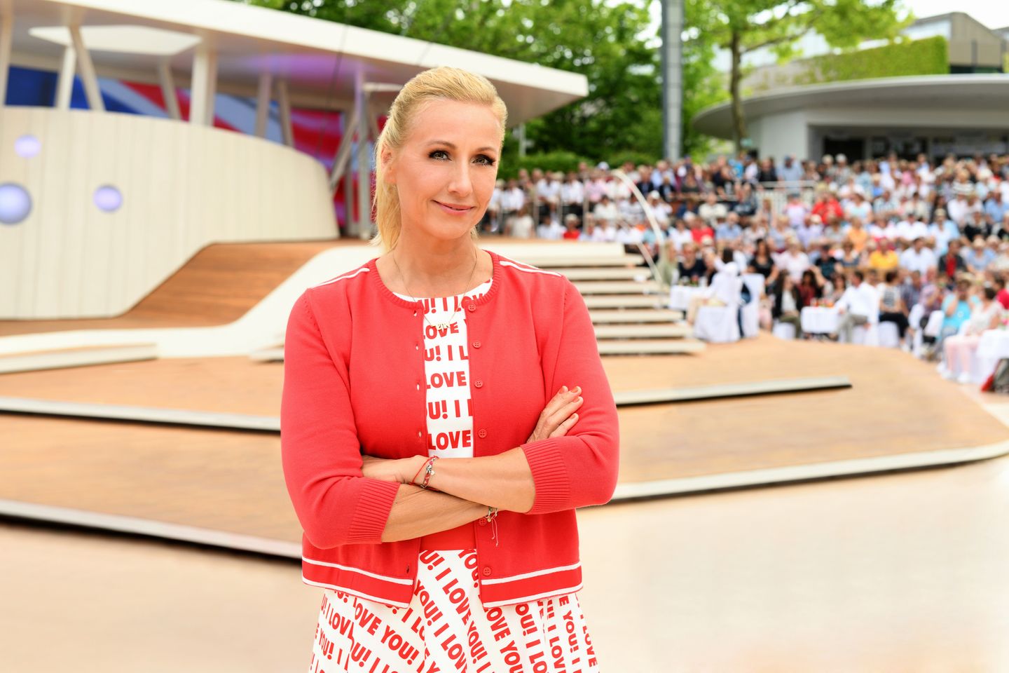 Andrea Kiewel präsentiert den "ZDF-Fernsehgarten"