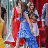 In einem hellblauen Vokuhila-Kleid mit sexy Cut-Outs am Rücken und Taille spaziert Lily Collins am Set der Serie in Südfrankreich entlang. Sandalen mit XXL-Absatz und eine stylische Sonnenbrille runden den Film-Look ab. Eins steht fest: Die Fashion-Messlatte liegt also auch bei der zweiten Staffel extrem hoch. 