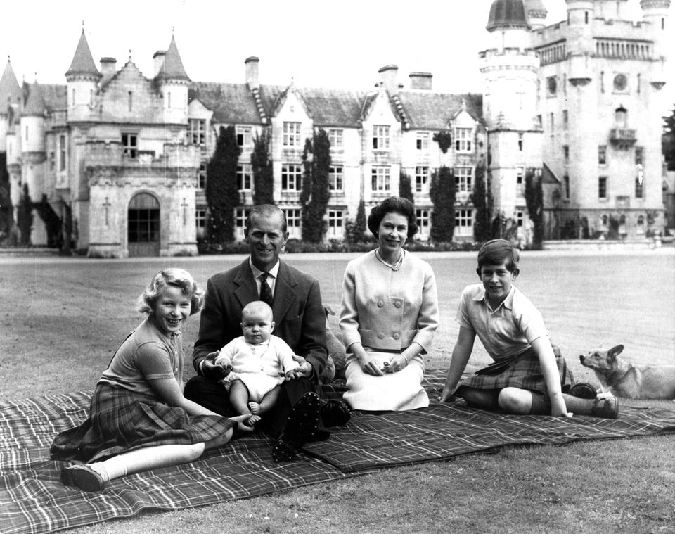 Prinzessin Anne, Prinz Philip, Prinz Andrew, Queen Elizabeth und Prinz Charles vor Schloss Balmoral in Schottland