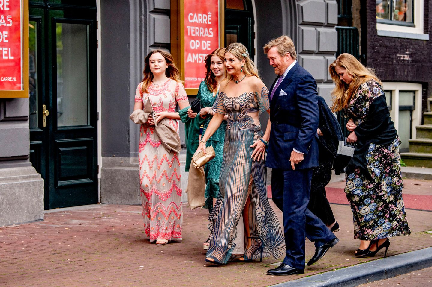 Achtung, hier kommt die geballte Royal-Power aus den Niederlanden! Anlässlich Königin Máximas 50. Geburtstag am 17. Mai – ein bisschen Vorfeiern schadet nie – besucht die Königsfamilie in Amsterdam am Abend des 12. Mai ein Konzert. 
