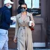 Irina Shayk ist ein echter Style-Profi: Sie trägt ihren Trench-Coat nicht als Jacke, sondern als Kleid – raffiniert!