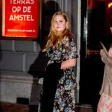 Prinzessin Amalia trägt ein langes Kleid mit floralem Print und Volants von Needle&Thread, dazu schwarze Peeptoe-Pumps.