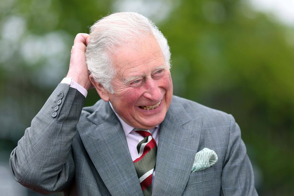 Prinz Harry: 14. Mai 2021 Dies ist der erster Auftritt von Prinz Charles nach Harrys kritischem Podcast. Der Thronfolger lässt sich seine Stimmung jedoch nicht verderben und tritt bei seinem Besuch in Wales sichtlich fröhlich vor die Kameras. 14. Mai 2021 Dies ist der erster Auftritt von Prinz Charles nach Harrys kritischem Podcast. Der Thronfolger lässt sich seine Stimmung jedoch nicht verderben und tritt bei seinem Besuch in Wales sichtlich fröhlich vor die Kameras.