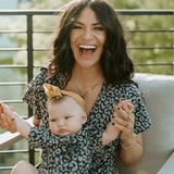 Was für ein süßer Partnerlook: Jessica Szohr und ihre kleine Tochter Bowie setzen auf wildes Leo-Muster – die Schauspielerin mit einem Jumpsuit, ihr Mini-me mit einem dazu passenden Strampler. 