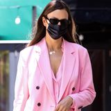 Irina Shayk beherrscht das Spiel mit der Mode – das beweist ihr neuester Look. Zum eleganten Hosenanzug von Boss würden die meisten wohl klassische Pumps oder filigrane Sandalen erwarten. Das Topmodel hingegen kombiniert zum pinkfarbenen Powersuit derbe Boots – eine Schuhwahl, die auf den ersten Blick ganz schön ungewöhnlich erscheint, auf den zweiten Blick dafür umso cooler ist. 