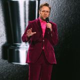Pretty in Pink: Seth Rogen zeigt im Samt-Anzug, dass das nicht ausschließlich für Frauen gelten muss.