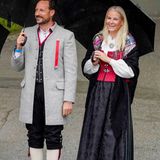 Kronzprinz Haakon und Kronprinzessin Mette-Marit freuen sich über den schönen Empfang auf Gut Skaugum in Asker bei Oslo. 