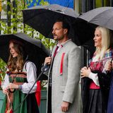 Ein royaler Chor zum norwegischen Nationalfeiertag.  Während der Feierlichkeiten singt die ganze Familie um Kronprinz Haakon und Prinzessin Mette-Marit mit. 