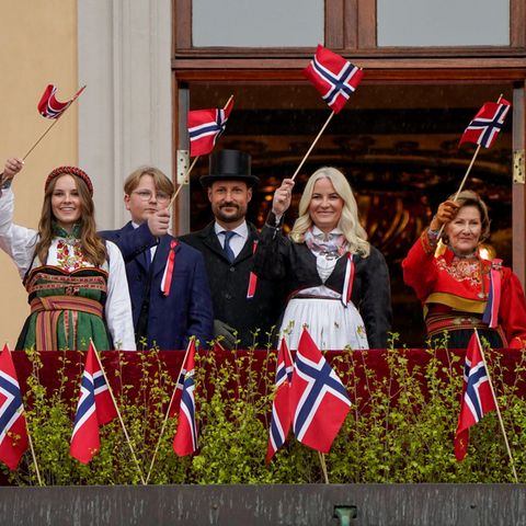Die Königsfamilie inklusive Königin Sonja und König Harald schwenken die norwegische Flagge zum Gruss vom Balkon des Königlichen Schlosses in Oslo. 