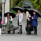 17. Mai 2021   Prinz Haakon und Prinzessin Mette-Marit werden zusammen mit Prinzessin Ingrid Alexandra und Prinz Sverre Magnus herzlich von zwei Kindern mit Blumensträußen auf Gut Skaugum in Asker bei Oslo empfangen. Die Familienhunde Milly Kakao und Muffin dürfen ebenfalls an den Feierlichkeiten zum norwegischen Nationalfeiertag teilnehmen. 
