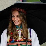 Trotz des Regenwetters strahlt Prinzessin Ingrid Alexandra unter ihrem schwarzen Schirm hervor. 