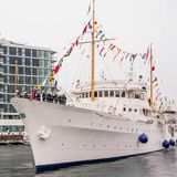 Während der Bootsparade im Oslofjord winken die Norweger ihrer Königsfamilie von den Balkonen aus zu. 
