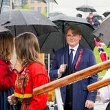 Prinz Sverre Magnus gewährt den Prinzessinnen beim Boarding der Norge gut gelaunt den Vortritt und scheint sich schon auf die anstehende Bootsparade zu freuen. 