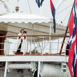 Königin Sonja wartet geduldig bis der Rest der Familie das Boarding geschafft hat und die Fahrt durch den Oslofjord beginnen kann. In der Zwischenzeit macht sie an der Reling Fotos für das private Familienalbum. 