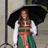Prinzessin Ingrid Alexandra trägt eine traditionelle Tracht  in den Farben Grün, Rot und Gelb und hält dazu die Landesflagge in der Hand. Die Robe trägt den Namen "Bunad" und ist ein Geschenk von ihren Großeltern Königin Sonja und König Harald. Das traditionelle Kleidungsstück stammt aus Aust-Telemark und erinnert an die Trachten, die schon um das Jahr 1810 von den norwegischen Frauen getragen wurden.
