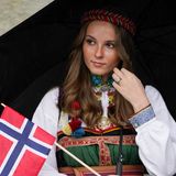 Für Prinzessin Ingrid Alexandra ist es mit Sicherheit jedes Jahr aufs Neue ein spannender Tag: Am 17. Mai feiert Norwegen seinen Nationalfeiertag, wobei die Feier in diesem Jahr aufgrund der Pandemie kleiner ausfällt. Doch die Outfits der norwegischen Königsfamilie sind mindestens so opulent wie die Jahre zuvor. Besonders hübsch anzusehen ist das Kleid der 17-jährigen Royal. 