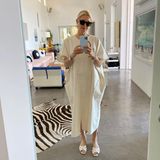 Ihr helles und modernes Zuhause setzt Kelly Rutherford am liebsten mit gekonnt platzierten Farbakzenten in Szene. Ein Sofa in zartem Rosa und ein Sessel in kräftigem Blau sorgen für fröhliche Stimmung. Eine gelbe Konsole, umringt von grünen Pflanzen, ist ein schöner Blickfang in dem Raum mit weißen, hohen Wänden und Decken. Für die Schauspielerin der perfekte Ort zum Wohlfühlen.