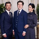 15. Mai 2021  Die Konfirmation von Prinz Christian findet aufgrund der Pandemie im engsten Familienkreis statt. Der dänische Royal strahlt für das offizielle Porträt mit seinen Eltern, Kronprinz Frederik und Kronprinzessin Mary, in die Kamera. 