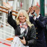 Kronprinzessin Mette-Marit winkt den Besuchern zu, bevor sie an Board der Norge geht. 