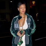 Huch, wurde die Zeit hier etwa zurückgedreht? Irgendwie kommt uns Rihannas Look doch bekannt vor... Genau, diese Pixie-Frisur erinnert an die Anfänge ihrer Karriere, als sie Hits wie "Rude Boy" oder "Russian Roulette veröffentlichte. Bei einem Abendessen mit Freunden trägt sie ein tief ausgeschnittenes Top und einen dazu passenden Rock. Damit das Outfit etwas cooler wirkt, kombiniert sie dazu eine Trainingsjacke und Goldketten. 