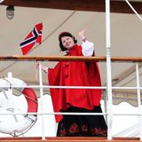 Maud Angelica Behn ist ebenfalls bei der Bootsfahrt dabei.   Die Tochter von Prinzessin Märtha Louise strahlt mit ihrem roten Cape um die Wette.