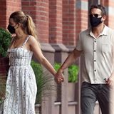 Blake Lively und Ryan Reynolds genießen ein paar Stunden zu zweit und schlendern Hand in Hand durch New York. Seit 2011 sind die beiden Paar, sie haben drei gemeinsame Töchter. Blake setzt für das Date auf ein sommerliches Midikleid und einen entspannten Pferdeschwanz, während ihr Ehemann zu Chino und Hemd greift. 
