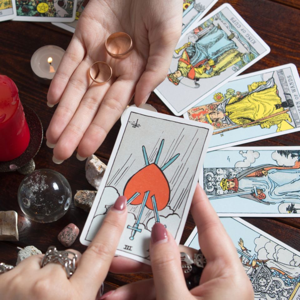 Tarotkarten-Bedeutung: Zwei Frauen beim Kartenlegen