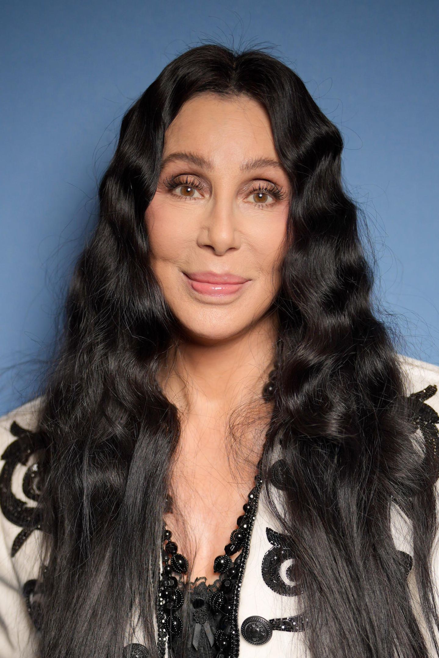 Können Sie glauben, dass Cher heute 75 Jahre alt wird? Zumindest ein paar Teile von ihr. Die sympathische Sängerin scherzt selbst regelmäßig über ihre zahlreichen Operationen und Botox-Eingriffe. Doch eins ist über die Jahre definitiv echt geblieben: ihr Talent, Menschen zu unterhalten. Ihre letzte Tour ist gerade mal eineinhalb Jahre her. Und auch ihre Liebe zu knappen Outfits hat sich nicht verändert.