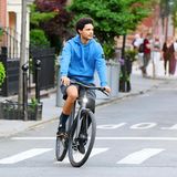 Der frischgebackene Single Trevor Noah radelt fröhlich durch die Straßen. Zusammen mit zwei Freunden genießt er den schönen Frühlingstag in New York. 