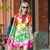 Hier möchte aber jemand auffallen. Im quietschbunten Outfit wird Nicky Hilton gesichtet, während sie durch die Straßen New Yorks schlendert. Im Luxus-Designerkleid von Mason Valentino (ab ca. 3.000 Euro) im Cape-Design und rosa Schuhen (ca. 900 Euro) und Tasche (ca. 2.500 Euro) derselben Marke ist sie wirklich kaum zu übersehen.