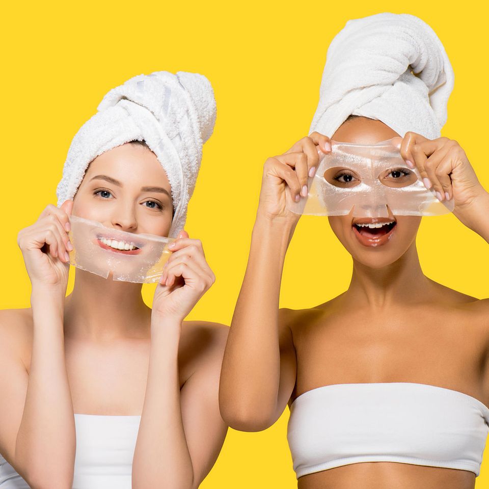 Fröhliche Frauen mit Gesichtsmasken, pflegende Hydrogel-Masken für Hautpflege
