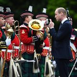 Der Prinz lässt sich den Wirbel nicht anmerken. Im Gegenteil: Er zeigt sich so gut gelaunt, dass er ganz unbefangen mit den Musikern der Militärkapelle scherzt, die ihm zu Ehren vor dem Palast spielen.