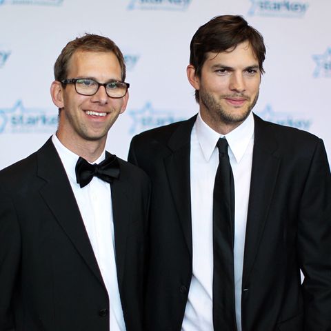 Michael und Ashton Kutcher zeigen sich im Juli 2013 auf dem roten Teppich der "So the World May Hear"-Award-Gala in St. Paul, Minnesota.