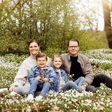 23. Mai 2021  Frohe Pfingstgrüße senden Prinzessin Victoria, Prinz Daniel und ihre beiden Süßen Oscar und Estelle mit diesem tollen Familienfoto an alle ihre Instagram-Fans. Und Cavoodle-Hündchen Rio darf natürlich auch nicht fehlen.