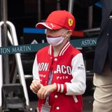 Auch Bruder Prinz Jacques trägt die gleiche Jacke, dazu noch eine Kappe mit Ferrari-Logo – da wachsen wohl zwei PS-Fans heran.