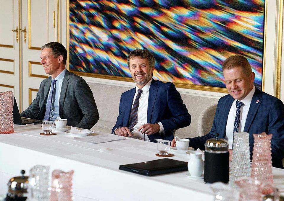Als Jury-Vorsitzender der Business Excellence Awards tagt Prinz Frederik  mit seinen Kollegen im Palais Brockdorf auf Schloss Amalienborg, um einen Gewinner zu finden. Wie die Teilnehmer die Zeit im Konferenzraum empfinden haben, lässt sich nur vermuten. denn dieser ist etwas speziell.
