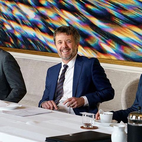 Als Jury-Vorsitzender der Business Excellence Awards tagt Prinz Frederik  mit seinen Kollegen im Palais Brockdorf auf Schloss Amalienborg, um einen Gewinner zu finden. Wie die Teilnehmer die Zeit im Konferenzraum empfinden haben, lässt sich nur vermuten. denn dieser ist etwas speziell.