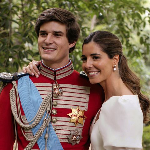 Und die funkelnden Diamant-Ohrringe passen perfekt zum dreireihigen Ehering der der schönen Gräfin.