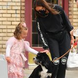 24. Mai 2021  "Ganz vorsichtig und lieb streicheln", das wird auch Irina Shayk ihrer süßen Prinzessin Lea gesagt haben, als die beiden bei einem Spaziergang durch New York diesen zutraulichen Vierbeiner auf der Straße treffen. Ob Lea ihre Mama danach angebettelt hat, ebenfalls einen Hund zu bekommen? Ganz bestimmt!   