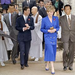 Prinzessin Diana trug während einer Hong-Kong-Reise mit Prinz Charles im Jahr 1992 einen Zweiteiler, der dem Look von Kate in Sachen Farbe, Schnitt und Stil als Vorbild gedient haben könnte. Das Timing von Kates Hommage ist sicherlich kein Zufall: Nur wenige Tage zuvor wurden Untersuchungen zu Dianas historischem BBC-Interview abgeschlossen, mit erschütternden Ergebnissen. William machte sich in einer Video-Botschaft für seine zu früh verstorbene Mutter stark, Kate zollt ihr – wie so oft – modisch Tribut. 