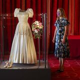 23. September 2020  Prinzessin Beatrice und Edoardo Mapelli Mozzi mussten wegen der Corona-Pandemie auf ihre große Hochzeit verzichten. Stattdessen traute sich das royale Paar am 17. Juli heimlich in einer Minizeremonie in der "Royal Chapel of All Saints" in Windsor. Das Hochzeitskleid von Prinzessin Beatrice sorgte dabei jedoch für einen riesigen Wow-Effekt. Das wunderschöne Kleid mit dem diamantenbesetztem Mieder ist eine Vintage-Kreation, die eigens für Queen Elizabeth entworfen und 1962 auch von ihr bei einer Filmpremiere getragen wurde.   Zwei Monate nach ihrer Trauung besucht Prinzessin Beatrice ihr Hochzeitskleid, das in einer Ausstellung auf Schloss Windsor auch für die Öffentlichkeit zu bewundern ist.