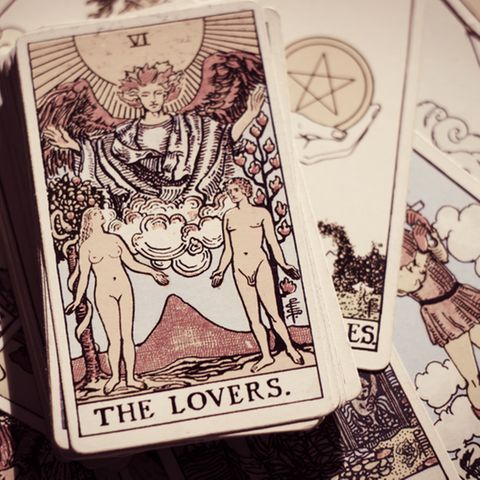 Liebestarot: Tarotkarten auf dem Tisch.