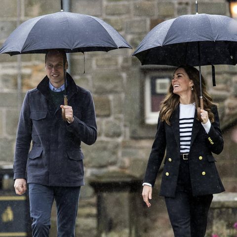 Beste Laune trotz schlechtem Wetter: Prinz William und Herzogin Catherine besuchen die Universität in St. Andrews.