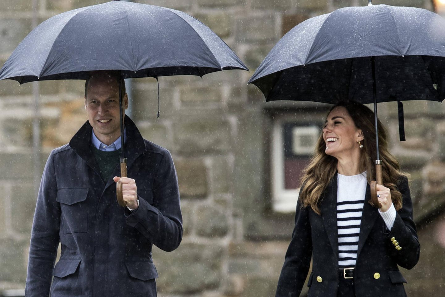 Beste Laune trotz schlechtem Wetter: Prinz William und Herzogin Catherine besuchen die Universität in St. Andrews.