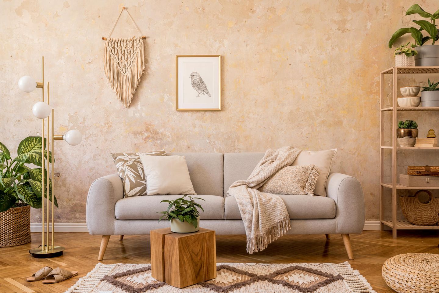 Wohnzimmer mit Sofa in skandinavischen Stil